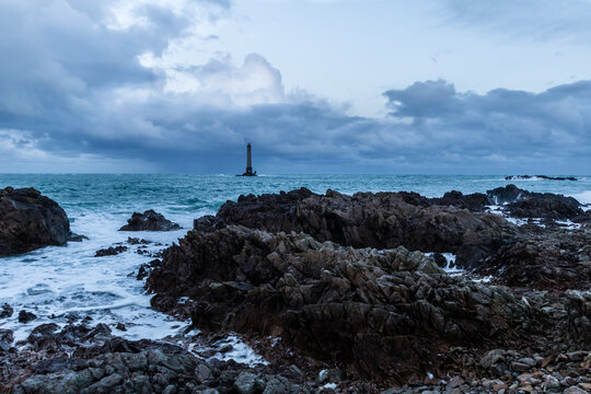 Vue par jour de mar&eacute;e au lever du soleil du Phare de la Hague &agrave; Goury (Normandie, France)