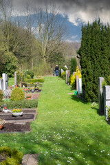 Besucher auf dem Friedhof
