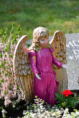 kleiner Engel mit goldenen Flügeln