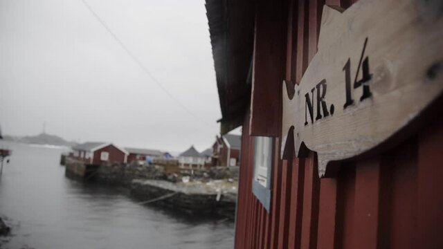 Casa roja nordica de pescadores en Islas Lofoten, Noruega