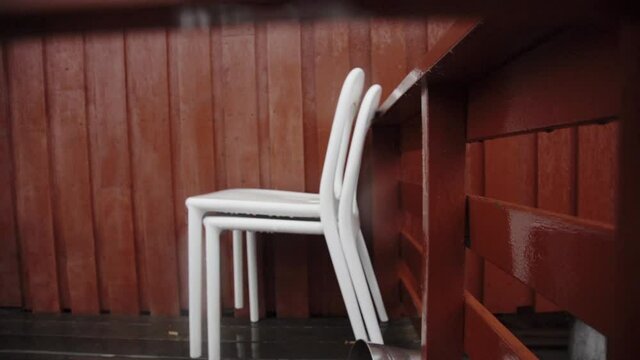 Sillas blancas en fachada de casa nordica roja en Islas Lofoten
