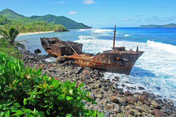 Wrak statku na wybrzeżu Samoa Amerykańskiego - obrazy, fototapety, plakaty