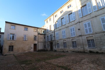 Fototapeta na wymiar la place Maurice Bonnard, place piétonne bordée de maisons typiques, ville de Avignon, département du Vaucluse, France