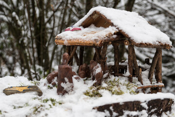Darstellung der Geburt des Jesuskind in einem mit Schnee bedeckten Stall. 