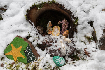Darstellung der Geburt des Jesuskind in einer Höhle im Schnee. 