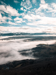 Obraz premium Mer de nuages autour des montagnes enneigées