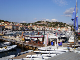 Fototapeta na wymiar Panorama-Aufnahme des Hafens von Cassis in Südfrankreich mit Sportbooten und der Hafenpromenade