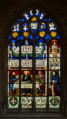 Vitrail des Compagnons d'Emmaüs dans l'église de Brou à Bourg-en-Bresse, France