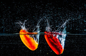 Früchte im Wasser fallen