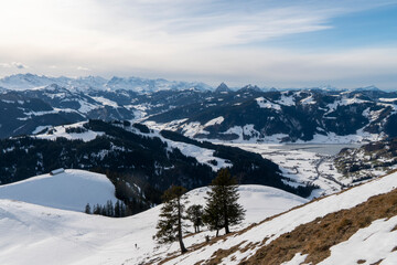 Fototapeta na wymiar Aussicht vom Gipfel der Schneeschuhtour