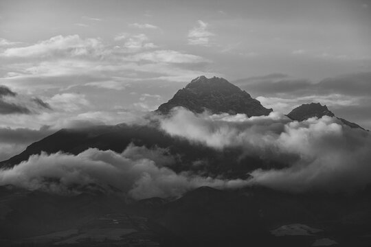 Der Illiniza im letzten Licht des Tages