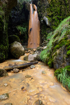 Wasserfall der Thermalquelle auf dem Iliniza