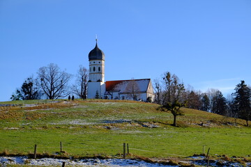 Blick hinauf zur Kirche Sankt Johann Babtist bei Holzhausen am Starnberger See