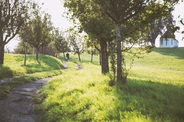 Obraz premium Wanderung zur Kapelle, romantischer Wanderweg