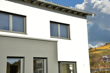 Fassade eines neu gebauten modernen Wohngebäudes