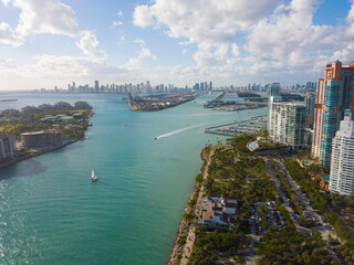 Fototapeta premium amazing aerial of miami bay with downtown cityscape in background