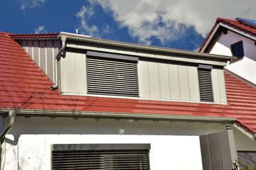 Gerüst zur Renovierung einer hölzernen Sattelgaube einer älteren Villa