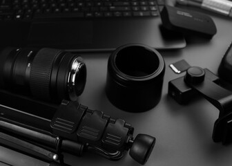 Espacio decorativo con artículos de Informática y fotografía