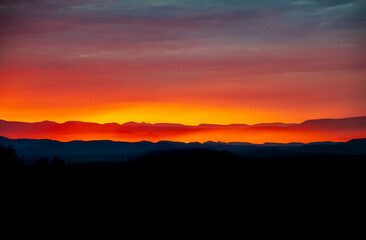 Fototapeta premium A colorful fiery sunset in the Arizona desert. 