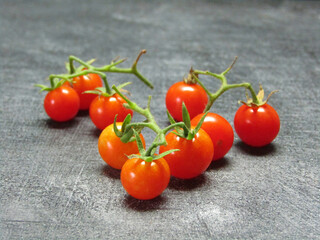 Tomates cherry sobre la mesa.