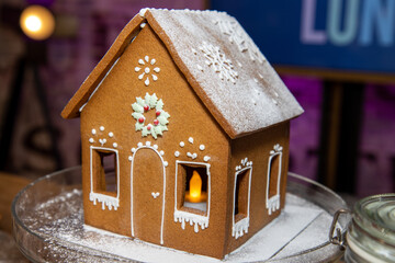 Obraz na płótnie Canvas A classic Christmas gingerbread house