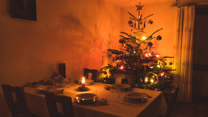 Stół przygotowany do kolacji świątecznej  - obrazy, fototapety, plakaty