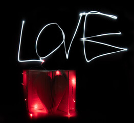 Symbolbild Liebe Buchseiten in Herzform