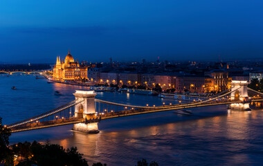 Fototapeta na wymiar dusk shot of chain bridge, danube river and the city of budapest