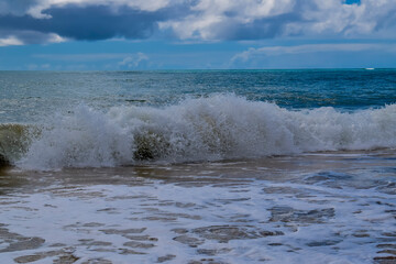 Onda do mar azul. Espuma do oceano. Céu limpo e claro