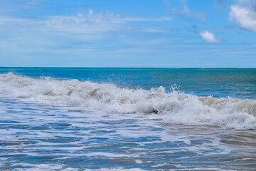 Onda do mar azul. Espuma do oceano. Céu limpo e claro