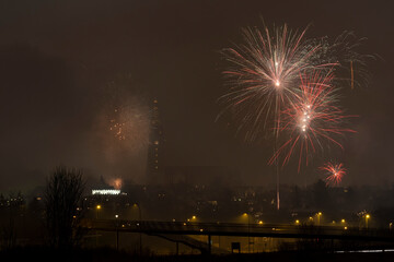 Mit einem Silvesterfeuerwerk &uuml;ber der isl&auml;ndischen Hauptstadt begr&uuml;&szlig;en die Isl&auml;nder das neue Jahr. / The Icelanders greet the new year with New Year's Eve fireworks over the Icelandic capital.