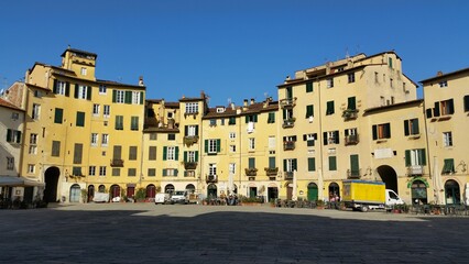 Fototapeta na wymiar Piazza dell'Anfiteatro in Lucca