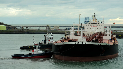 Two tugs assisting the ship to come alongside © I am from Mykolayiv