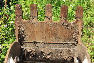 泥で汚れた、ショベルカーのバケット(爪)部分