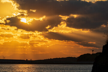 夕日と夕焼けと天使の梯子
