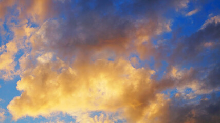 Obraz premium View of the blue sky with white and gray fluffy clouds on a sunny day