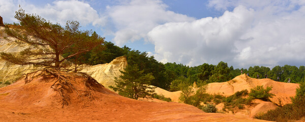 Panoramique les dunes de roches rouges et ocres du Colorado provençale à Rustrel (84400),...