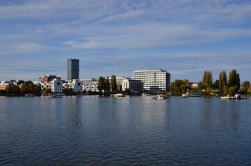 Fototapeta premium Panorama im Herbst am Fluss Spree, Stralau / Treptow, Berlin