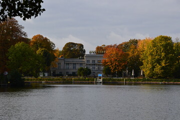 Obraz premium Panorama am Fluss Spree im Herbst, Treptow, Berlin