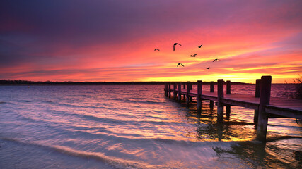 Steg am See im Morgenrot