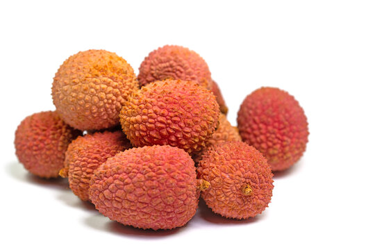 Fr&uuml;chte vom  Litschibaum, Litchi chinensis, vor wei&szlig;em Hintergrund
