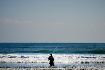 釣り人 早朝の海