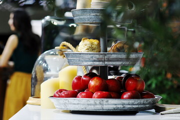 ショップで見かけたリンゴとベーグル