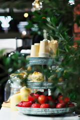 美味しそうにディスプレイされたリンゴとベーグル