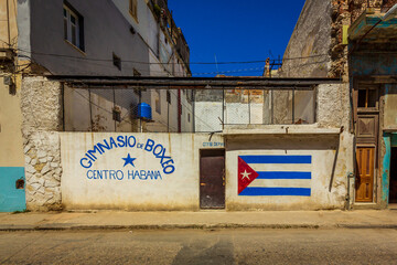Street-side wall in Havana neighbourhood © pngstudio