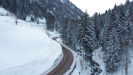 strada di montagna in inverno auto stradale sicurezza strada pulita neve 