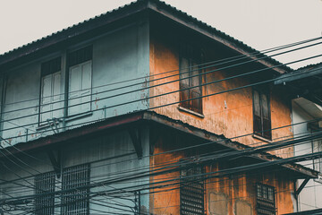Obraz premium Old rustic historic house in Yaowarat Road or Chinatown in Bangkok City Thailand