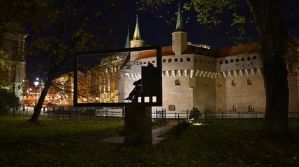 Kraków nocą, Barbakan na Plantach, pomnik Matejki