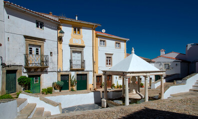 Fototapeta na wymiar Place et fontaine dans le quartier ancien de Castelo de Vide, Portugal
