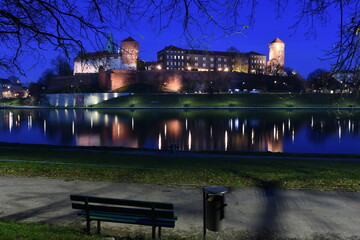 Wawel, Zamek Królewski, Kraków nocą, miasto turystyczne w Polsce wpisane na listę Unesco, spacer alejkami nad Wisłą,  - obrazy, fototapety, plakaty